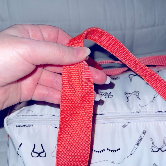 🛟 BENEFIT COSMETICS Weekender/Gym Duffle Bag - Picture 4 of 11